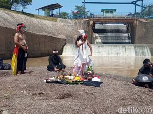 Melihat Tradisi Ruwatan Sungai di Karawang Melihat Tradisi Ruwatan Sungai di Karawang