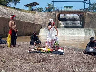 Melihat Tradisi Ruwatan Sungai di Karawang