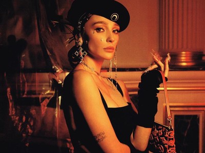 U yiqilib meni porno videoda sikdi.