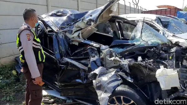 Ngeri! Penampakan Minibus yang Ringsek Imbas Kecelakaan di Tol Cipali
