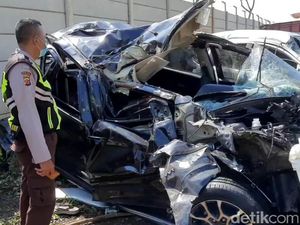 Ngeri! Penampakan Minibus yang Ringsek Imbas Kecelakaan di Tol Cipali Ngeri! Penampakan Minibus yang Ringsek Imbas Kecelakaan di Tol Cipali