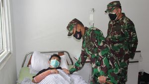 Kondisi Nakes Korban KKB Papua Terungkap Saat Pangdam Menjenguk