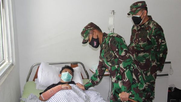 Kondisi Nakes Korban KKB Papua Terungkap Saat Pangdam Menjenguk