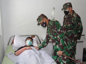 Kondisi Nakes Korban KKB Papua Terungkap Saat Pangdam Menjenguk