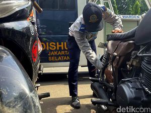 Nggak Pernah Jera, Parkir Motor Liar Kena Razia Gembos Ban Nggak Pernah Jera, Parkir Motor Liar Kena Razia Gembos Ban