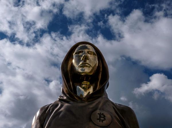 Misteriusnya Penemu Bitcoin, Patungnya Berdiri di Budapest