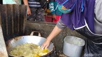 Bukan Debus! Wanita Ini Goreng Bakwan Celupkan Tangan di Minyak Panas
