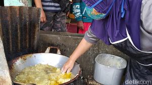 Bukan Debus! Wanita Ini Goreng Bakwan Celupkan Tangan di Minyak Panas