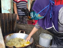 Dengan Tangan Telanjang, Penjual Ini Goreng Bakwan dalam Minyak Panas!