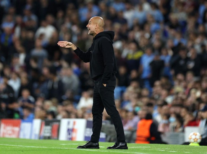 MANCHESTER, ENGLAND - SEPTEMBER 15: Pep Guardiola, Manager of Manchester City gives their side instructions during the UEFA Champions League group A match between Manchester City and RB Leipzig at Etihad Stadium on September 15, 2021 in Manchester, England. (Photo by Richard Heathcote/Getty Images)