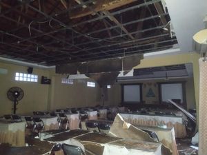 Diterpa Angin Kencang-Hujan Lebat, Plafon Gedung SMAN 3 Depok Ambrol