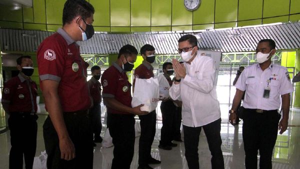 Porter Stasiun Gambir Terima Bantuan Sembako