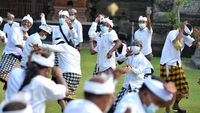 Potret Perang Ketupat, Tradisi Unik di Pulau Dewata