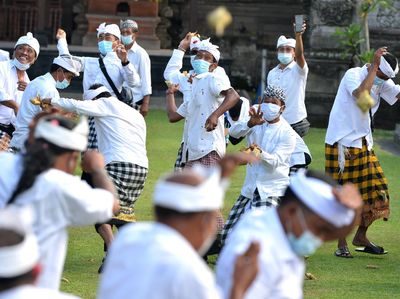 Potret Perang Ketupat, Tradisi Unik di Pulau Dewata