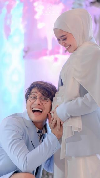 Potret Rizky Billar Peluk dan Cium Baby Bump Lesti Kejora