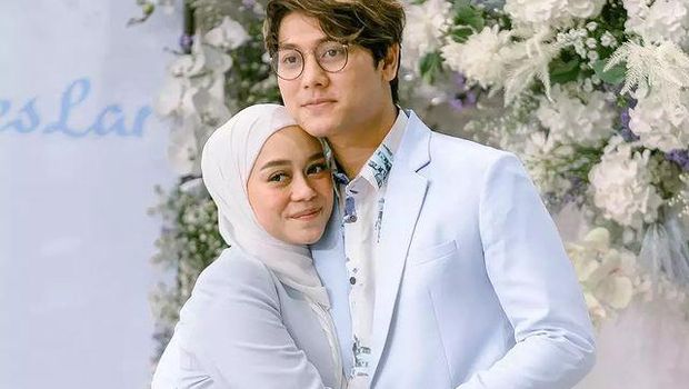Potret Rizky Billar Peluk dan Cium Baby Bump Lesti Kejora