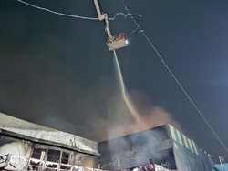 Kebakaran Swalayan di Cilandak Belum Padam, Api Sempat Merambat Permukiman