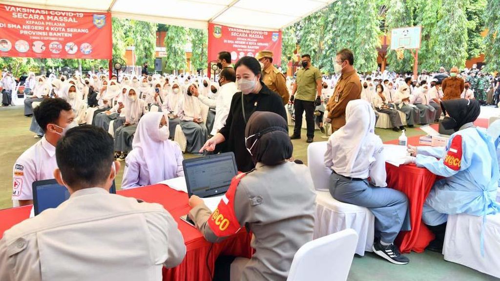Puan Dampingi Jokowi Tinjau Vaksinasi Pelajar Puan Dampingi Jokowi Tinjau Vaksinasi Pelajar