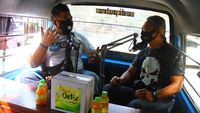 Saat Angkot di Malang Disulap Jadi Studio Podcast Keliling