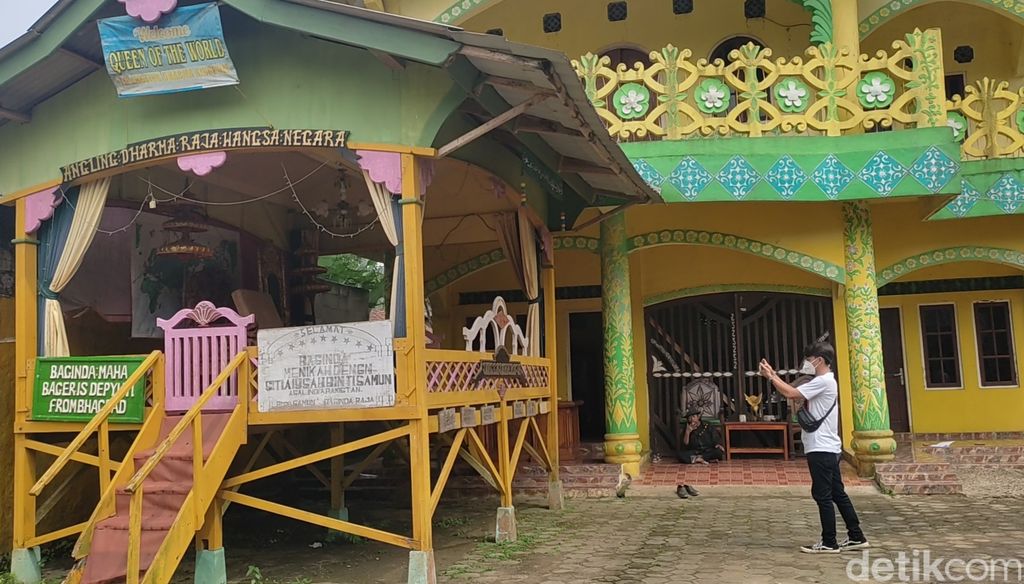 Salah satu sudut rumah pria yang ngaku 'raja' Salah satu sudut rumah pria yang ngaku 'raja'