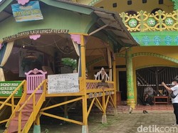 Ada Tulisan Angling Dharma dan Gudang Duit Hiasi Rumah Raja di Pandeglang