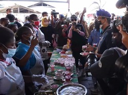 Promosikan Produk Lokal Papua, Sandiaga Uno Cicipi Es Krim Sagu