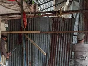 Satpol PP Bongkar Bangli-Kandang Ayam di Cengkareng Jakbar