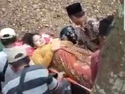Cerita 2 Perempuan di Jember Ditandu Seberangi Sungai untuk Melahirkan