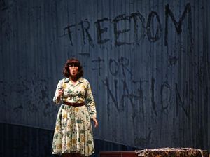 Aksi Laura Basuki hingga Chelsea Islan Main Monolog Di Tepi Sejarah