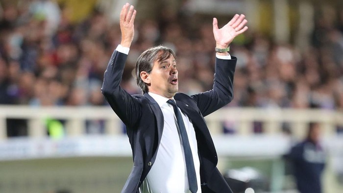 FLORENCE, ITALY - SEPTEMBER 21: Simone Inzaghi manager of FC Internazionale gestures during the Serie A match between ACF Fiorentina v FC Internazionale on September 21 in Florence, Italy.  (Photo by Gabriele Maltinti/Getty Images)