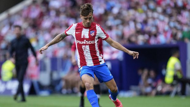 Atletico Madrid’s Antoine Griezmann goes for the ball during a Spanish La Liga soccer match between Atletico Madrid and Athletic Bilbao at Wanda Metropolitano stadium in Madrid, Spain, Saturday, Sept. 18, 2021. (AP Photo/Manu Fernandez)