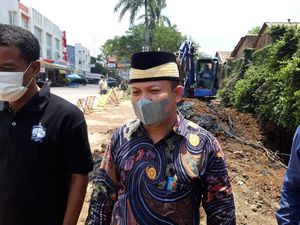 Tinjau Jalan Rusak Viral di Cipondoh, Waka DPRD Tangerang Ngaku Pernah Jatuh