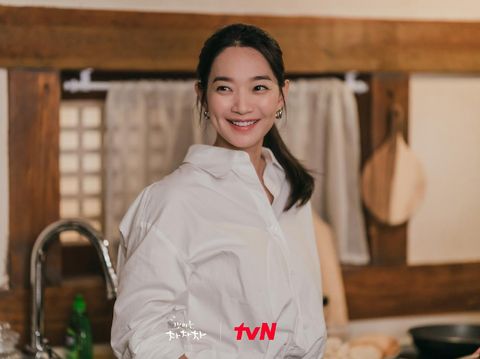 kekasih Kim Woo Bin ini diketahui memiliki zodiak Aries