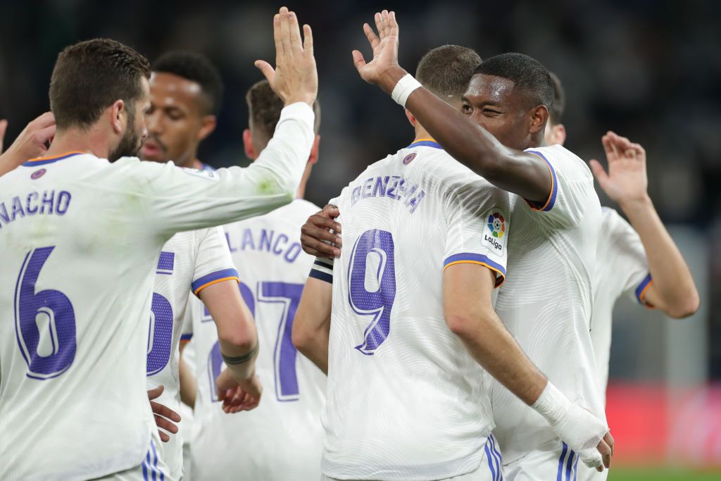 MADRID, SPAIN - SEPTEMBER 22: Karim Benzema (2ndR) of Real Madrid CF celebrates scoring their fifth goal with teammates David Alaba (R) and Nacho Fernández (L) during the La Liga Santander match between Real Madrid CF and RCD Mallorca at Estadio Santiago Bernabeu on September 22, 2021 in Madrid, Spain. (Photo by Gonzalo Arroyo Moreno/Getty Images)