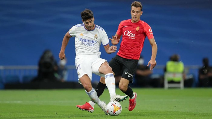 MADRID, SPAIN - SEPTEMBER 22: Marco Asensio of Real Madrid CF scores their second goal during the La Liga Santander match between Real Madrid CF and RCD Mallorca at Estadio Santiago Bernabeu on September 22, 2021 in Madrid, Spain. (Photo by Gonzalo Arroyo Moreno/Getty Images)