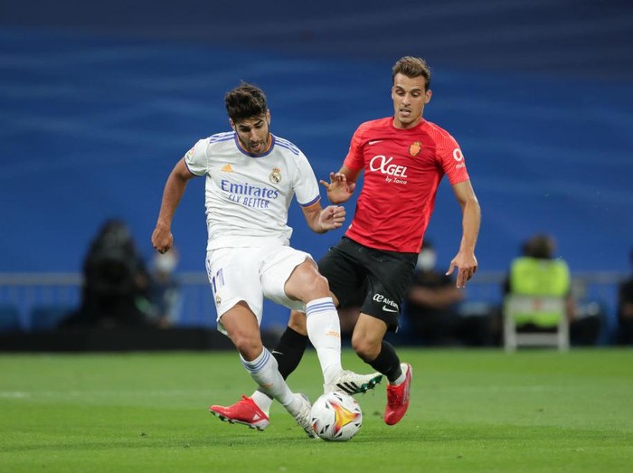 MADRID, SPAIN - SEPTEMBER 22: Marco Asensio of Real Madrid CF scores their second goal during the La Liga Santander match between Real Madrid CF and RCD Mallorca at Estadio Santiago Bernabeu on September 22, 2021 in Madrid, Spain. (Photo by Gonzalo Arroyo Moreno/Getty Images)