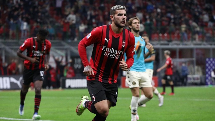 MILAN, ITALY - SEPTEMBER 22: Theo Hernandez of AC Milan celebrates his goal during the Serie A match between AC Milan and Venezia FC at Stadio Giuseppe Meazza on September 22, 2021 in Milan, Italy. (Photo by Marco Luzzani/Getty Images)