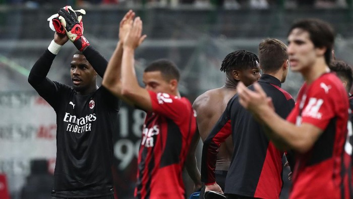 MILAN, ITALY - SEPTEMBER 22: Mike Maignan (L) of AC Milan celebrates a victory at the end of the Serie A match between AC Milan and Venezia FC at Stadio Giuseppe Meazza on September 22, 2021 in Milan, Italy. (Photo by Marco Luzzani/Getty Images)