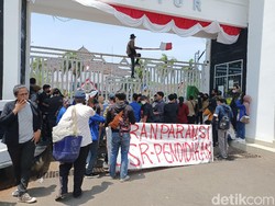 Mahasiswa Demo Tuntut Transparansi Anggaran Program Karawang Cerdas