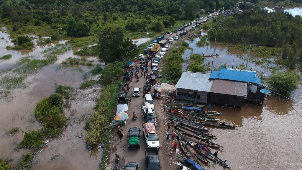 Banjir Bikin Jalur Nasional Bukit Rawi Macet Total