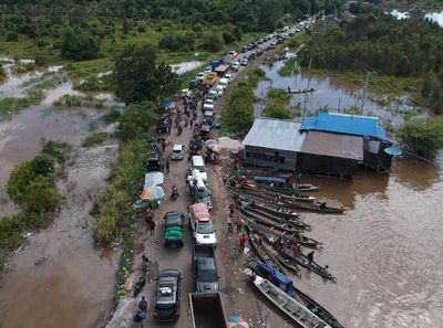 Banjir Bikin Jalur Nasional Bukit Rawi Macet Total