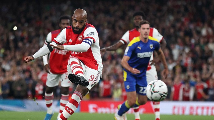 LONDON, ENGLAND - SEPTEMBER 22: Alexandre Lacazette of Arsenal scores their sides first goal from the penalty spot during the Carabao Cup Third Round match between Arsenal and AFC Wimbledon at Emirates Stadium on September 22, 2021 in London, England. (Photo by Julian Finney/Getty Images)