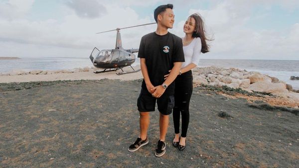Momen Romantis Azriel Hermansyah Rayakan Setahun Pacaran di Atas Heli