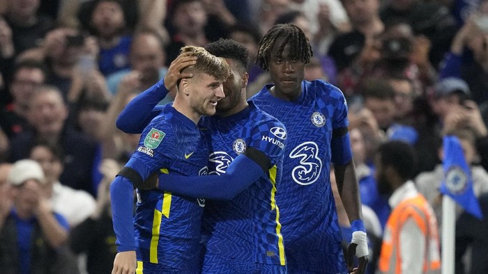 Chelseas Timo Werner, left, celebrates with teammates after scoring his sides opening goal during the English League Cup third round soccer match between Chelsea and Aston Villa at Stamford Bridge Stadium in London, Wednesday, Sept. 22, 2021. (AP Photo/Frank Augstein)