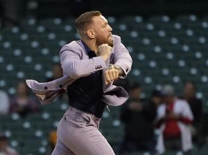 McGregor Gagal Lempar Bola Bisbol, eh Malah Ejek Messi & Ronaldo!