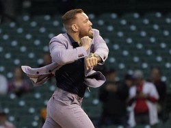 McGregor Gagal Lempar Bola Bisbol, eh Malah Ejek Messi & Ronaldo!