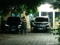 KPK Bawa Dua Koper Usai Geledah Kantor Dinas PUPR Pemkab Probolinggo