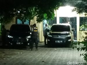 KPK Bawa Dua Koper Usai Geledah Kantor Dinas PUPR Pemkab Probolinggo KPK Bawa Dua Koper Usai Geledah Kantor Dinas PUPR Pemkab Probolinggo