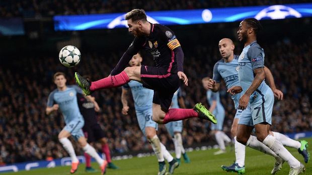 Barcelona's Argentinian striker Lionel Messi jumps to control the ball during the UEFA Champions League group C football match between Manchester City and Barcelona at the Etihad Stadium in Manchester, north west England on November 1, 2016. (Photo by OLI SCARFF / AFP)