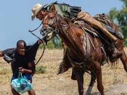 Foto-foto Mengerikan Petugas Patroli Halau Migran Haiti di Perbatasan AS